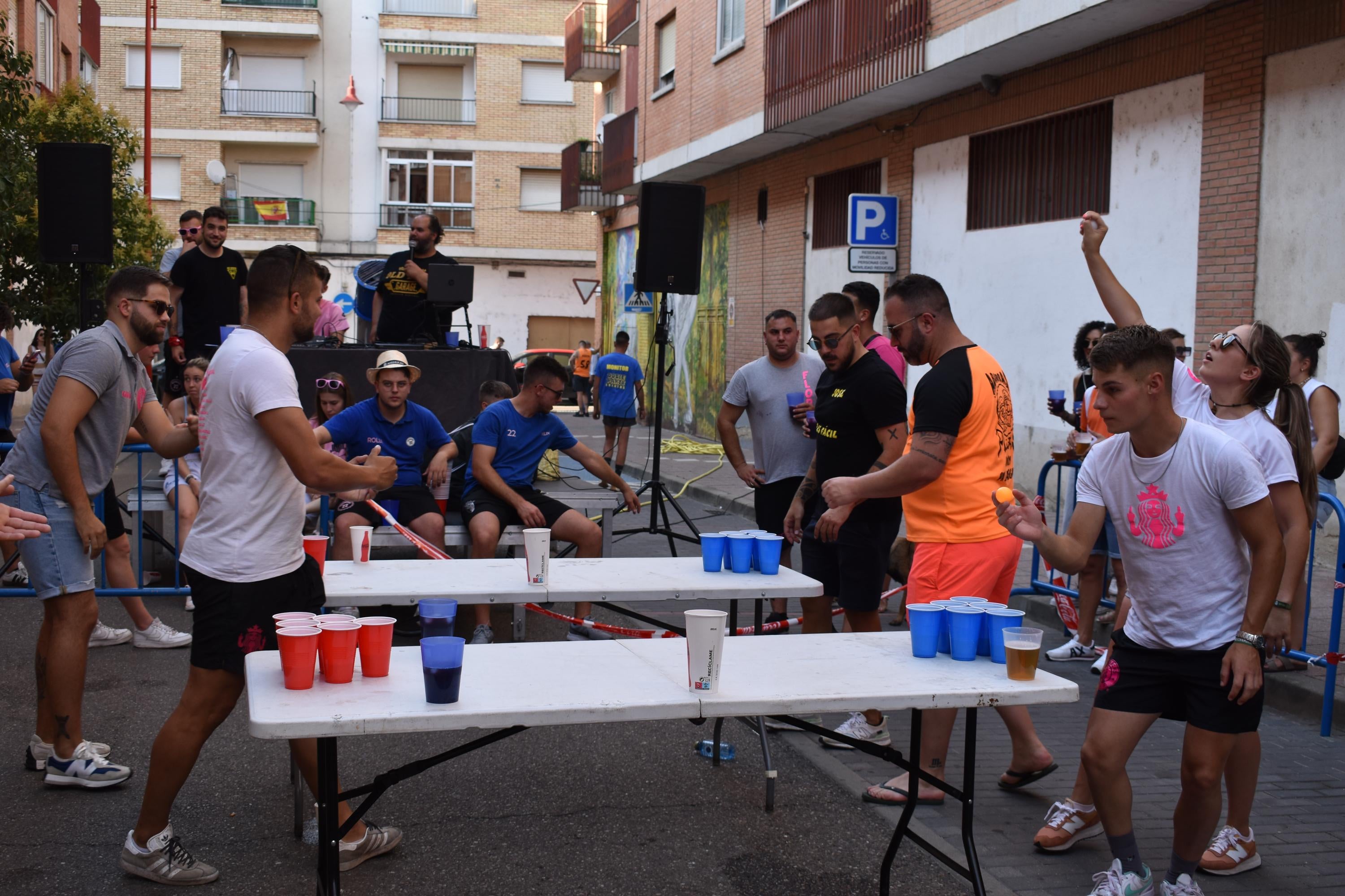 Los jóvenes toman las calles de Santa Marta con las sesiones de los tardeos