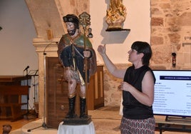 La restauradora Alejandra del Barrio durante la presentación de la imagen renovada de San Roque.