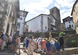 Imagen de los fieles en el recorrido de la procesión en la Cuesta de la Romana en Candelario