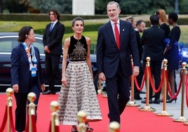 Los reyes de España en la Embajada de España en París.