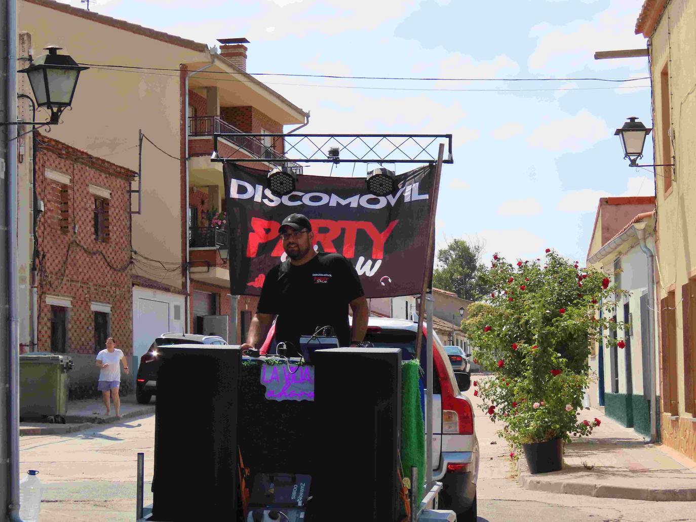 El pasacalles acuático de Santiago de la Puebla en imágenes