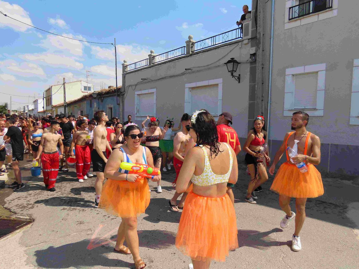 El pasacalles acuático de Santiago de la Puebla en imágenes