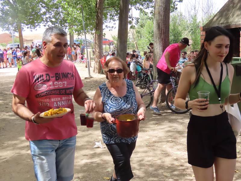 Santiago pone fin a sus fiestas con paella para todos