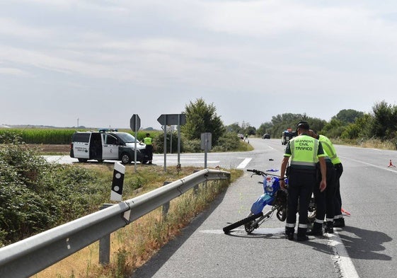 La Guardia Civil de Tráfico examina la moto accidentada.