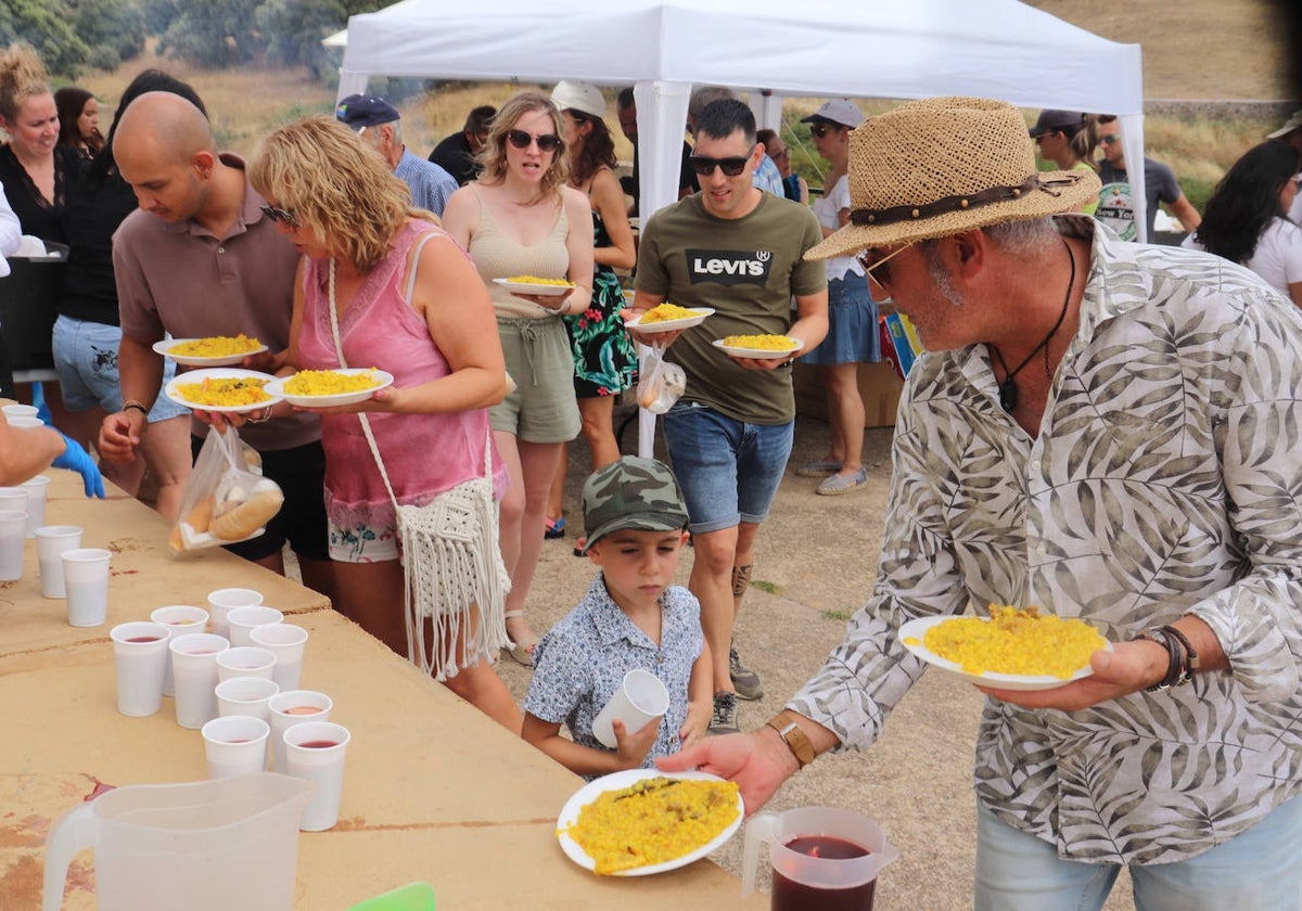 Frades de la Sierra disfruta de la paella festiva