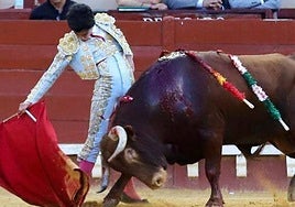 Derechazo de Marco Pérez al primer novillo de Cuvillo en El Puerto.