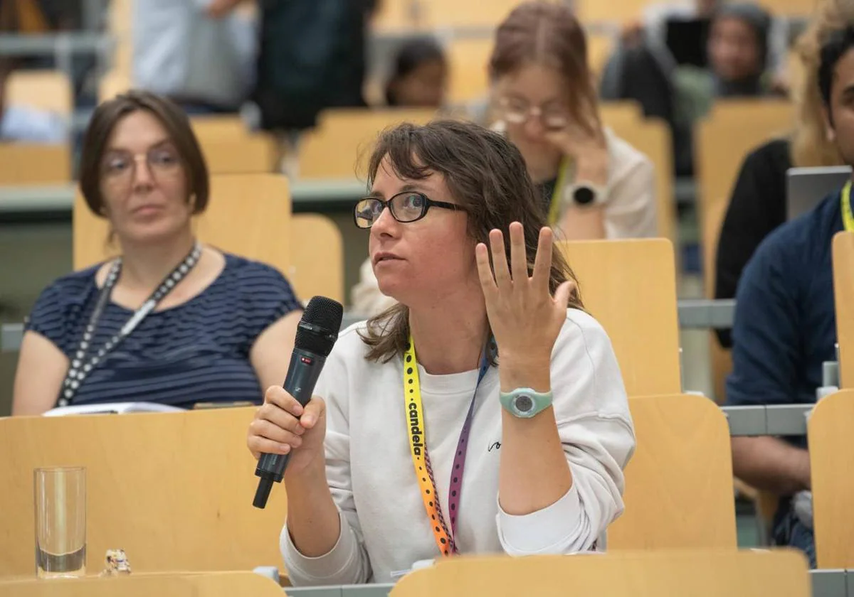 Sandra Gómez interviene en una conferencia.