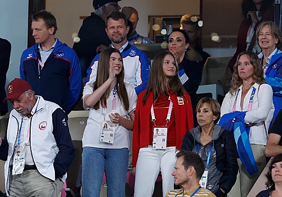 Las hijas de los Reyes durante el partido de dobles de Tenis que ganaron Nadal y Alcaraz.