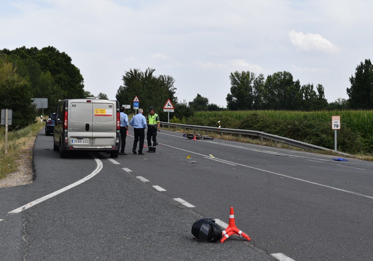 Trabajadores funerarios y agentes de la Guardia Civil en el lugar del siniestro registrado este domingo.