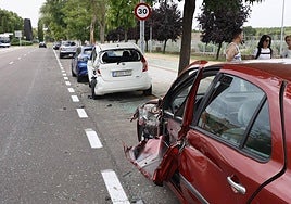 Los coches estacionados afectados por el choque de una grúa