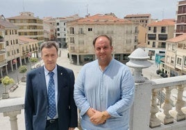 José María Blázquez Rodilla (izq.) y el alcalde de Guijuelo, Roberto Martín (dcha.)