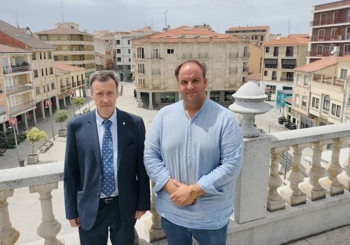 José María Blázquez Rodilla (izq.) y el alcalde de Guijuelo, Roberto Martín (dcha.)