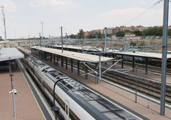 Un tren con salida hacia Valladolid en la estación de Salamanca.