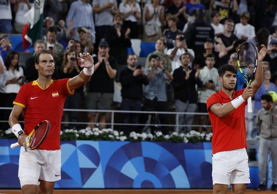 Rafa Nadal y Alcaraz celebran una victoria.