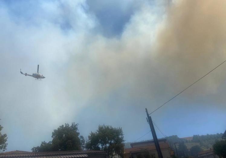 Imagen principal - Controlado el incendio en Cepeda que ha movilizado a medios terrestres y aéreos