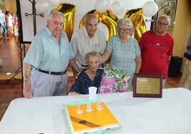 La señora Ubalda, rodeada de sus familiares, tras recibir el homenaje de Frades de la Sierra