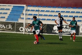 Mancebo conduce el cuero ante la mirada de De la Nava.