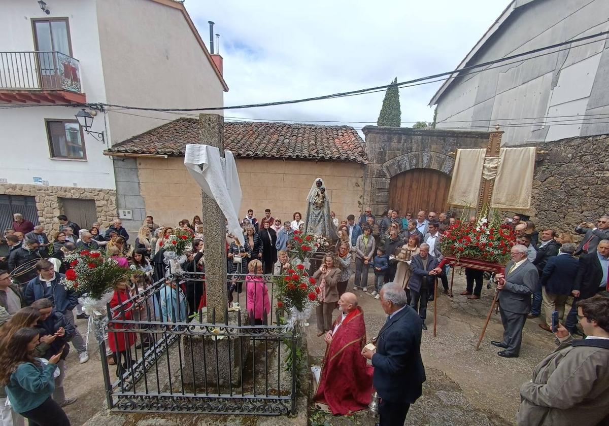 Parada de la procesión de la Santa Cruz enfrente de la casa donde vivió la Moza Santa.