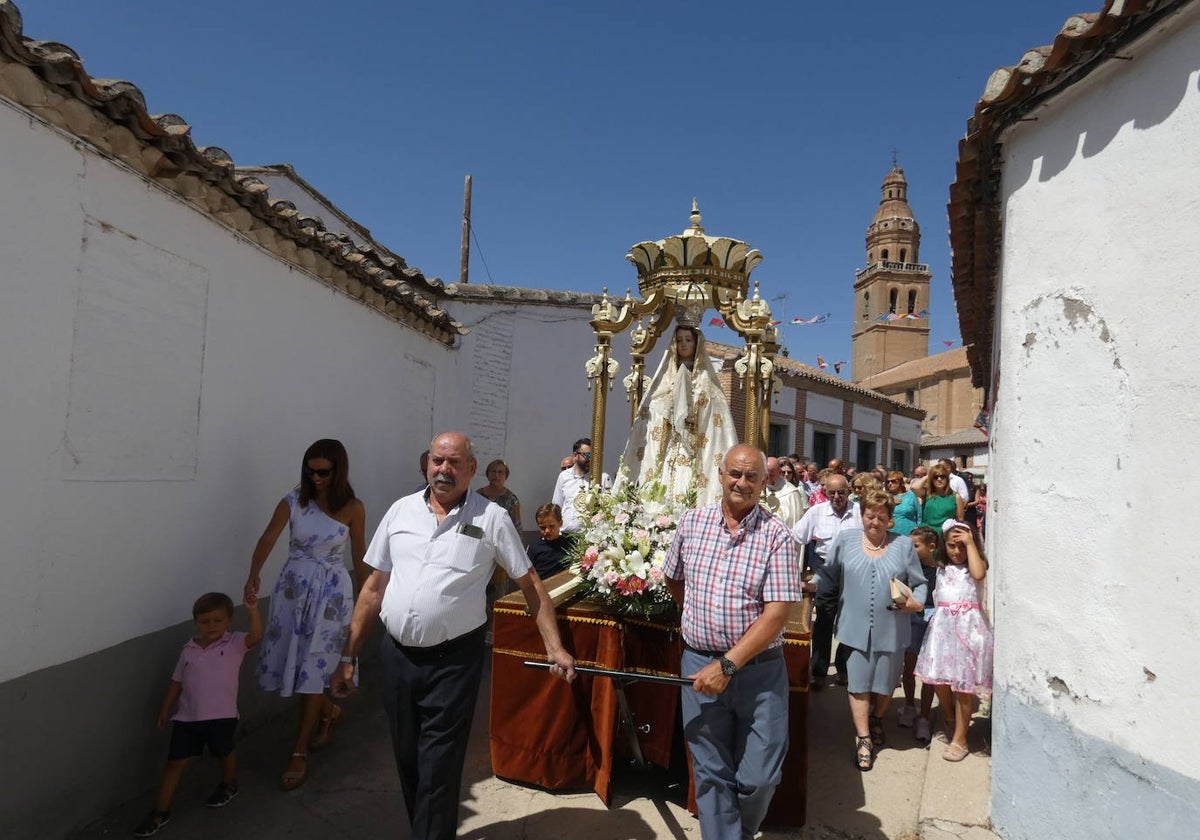 Procesión con Nuestra Señora de las Nieves en Palaciosrubios.