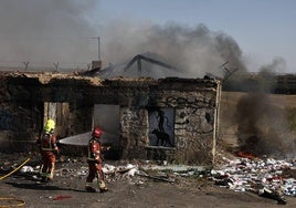 Un incendio originado en la calle Calzada de Medina, en el barrio de Puente Ladrillo.