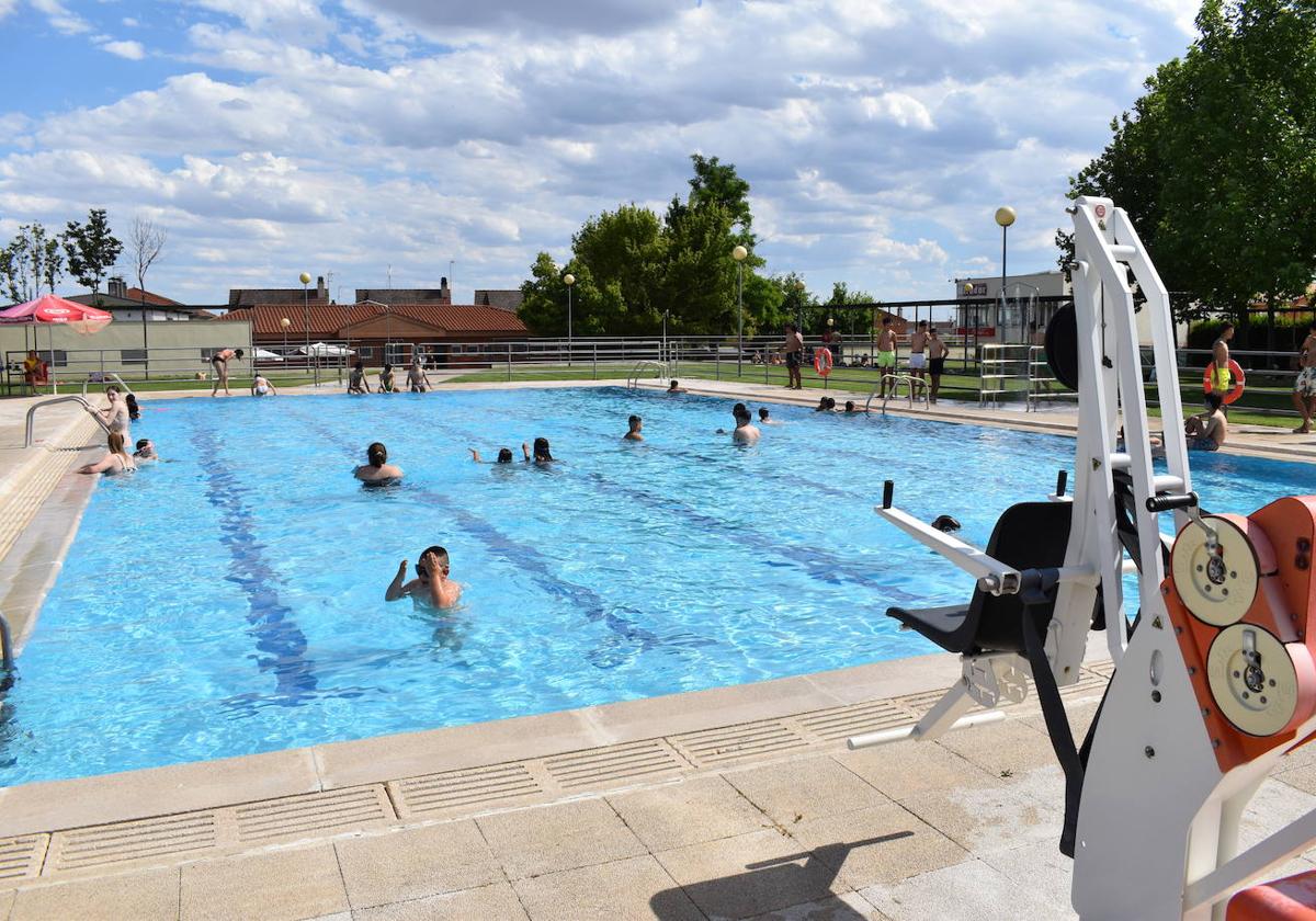 Usuarios en el recinto de la piscina municipal de Cabrerizos.