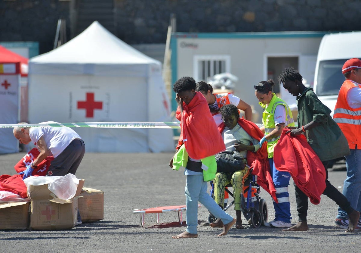 Los servicios sanitarios atienden a los migrantes a la llegada de una patera.