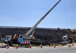 Retirada del camión accidentado en la mañana de este viernes, 2 de agosto, en Aldeatejada.