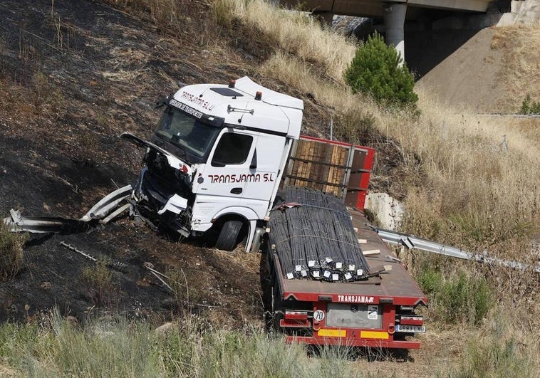 Una imagen del camión accidentado.