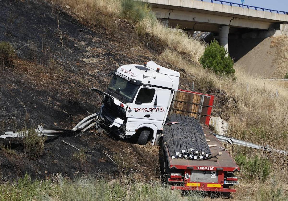 El conductor de un camión en llamas resulta herido al quedar atrapado en la rotonda de Aldeatejada