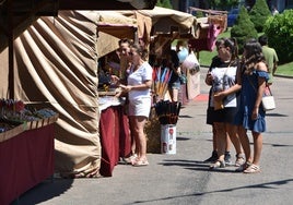 Varios visitantes del II Mercado Medieval de Carbajosa.