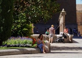 Una salmantina se protege del calor en la Plaza de Anaya.