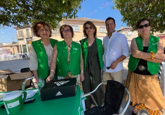 José Antonio Salinero junto a las voluntarias de la AECC