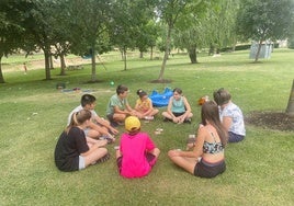 Jóvenes en una actividad municipal en Carbajosa.