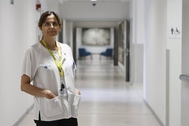 La cirujana Carmen Esteban, en los pasillos del Hospital.