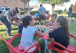 Niños juegan al ajedrez en Villar de Gallimazo.