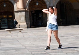 Mujer pasea por la plaza en plena ola de calor.