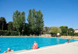 Varios usuarios disfrutan de una de las piscinas municipales.