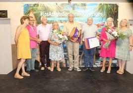 Los homenajeados y la junta directiva en el momento de la entrega de las placas