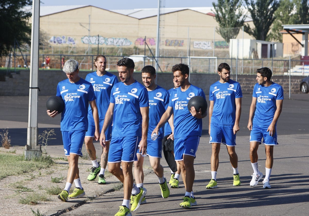 Varios futbolistas de Unionistas, dirigiéndose a un entrenamiento esta semana.
