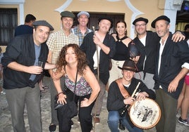 Imagen de los novios, los mozos, la madrina y el tamborilero en la fiesta de despedida de solteros