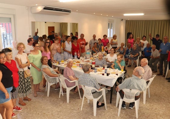 Momento de la merienda celebrar en homenaje a los mayores