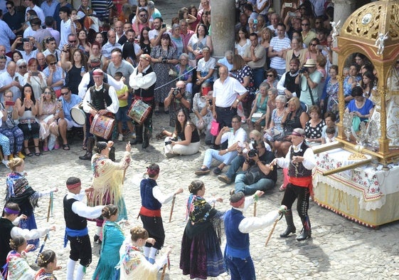 Ofertorio de bailes a la Virgen de la Asunción, en una abarrotada plaza de La Alberca.