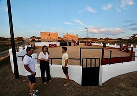 El equipo de Gobierno visita el reformado coso taurino.