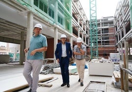 El concejal de Fomento, Fernando Carabias (centro), durante la visita al nuevo edificio este martes