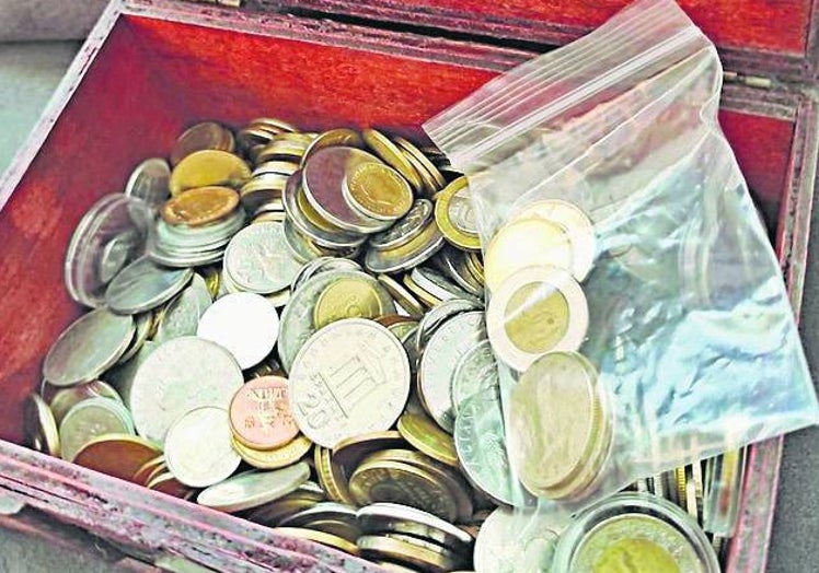 Cofre de monedas perteneciente a su colección.