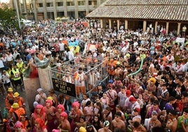 Los jóvenes abarrotan la plaza del Ayuntamiento