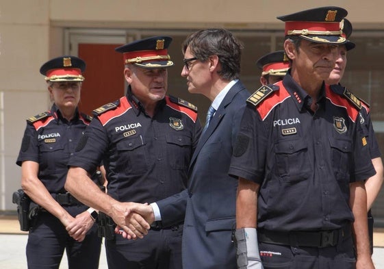 El presidente de la Generalitat, Salvador Illa, saluda a su llegada a una visita al Complex Central de Mossos d'Esquadra.