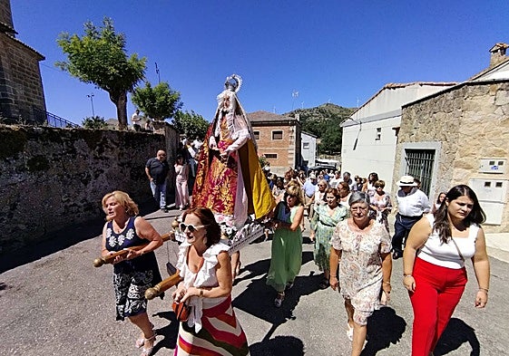 La procesión con la imagen de la Virgen salió antes de la celebración de la eucaristía