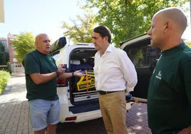 El consejero junto a dos técnicos.