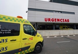 Una ambulancia, a las puertas del Hospital.